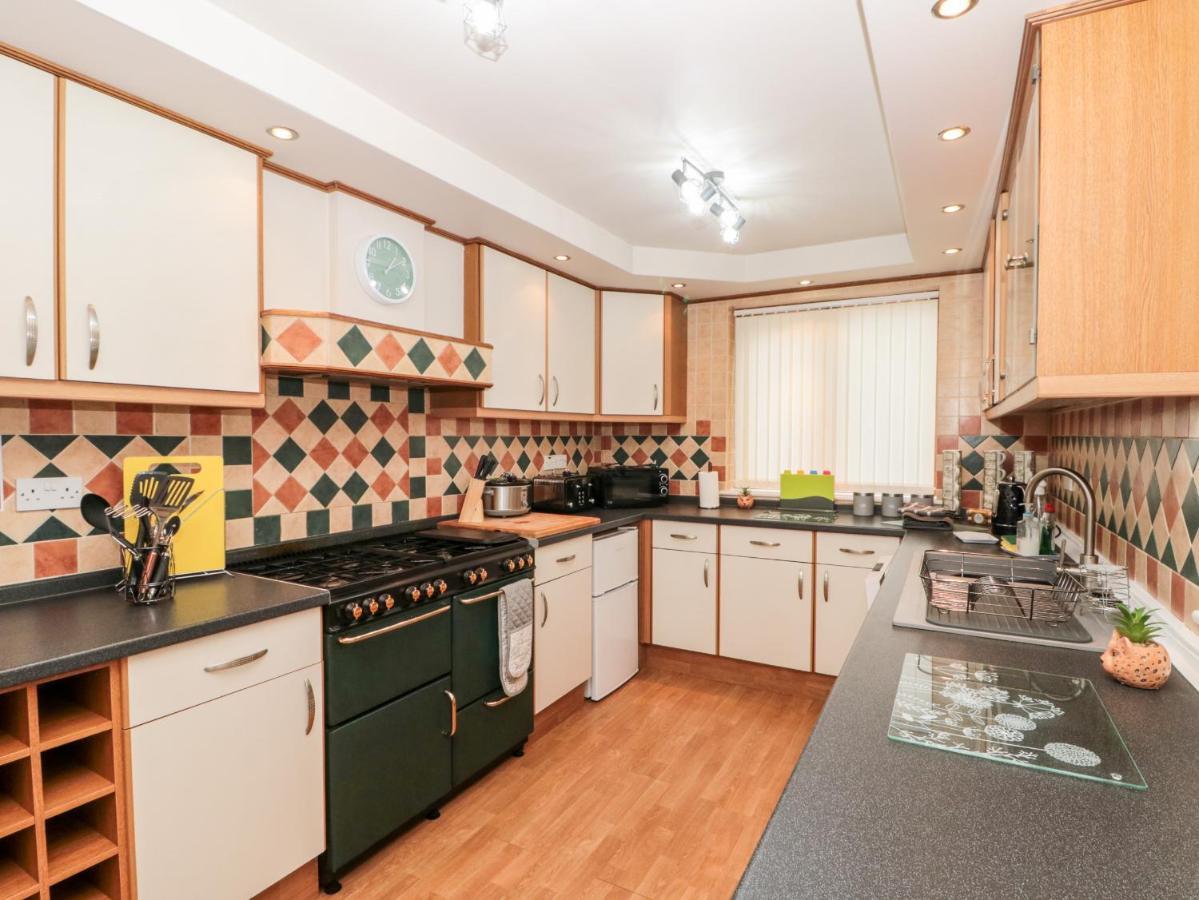 5 Westwood Road Villa Скарбъро Екстериор снимка