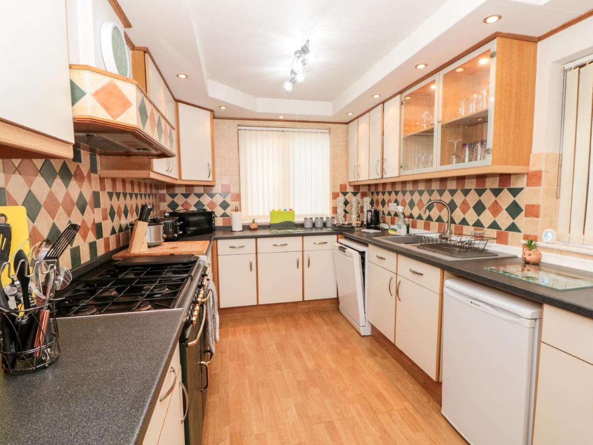 5 Westwood Road Villa Скарбъро Екстериор снимка